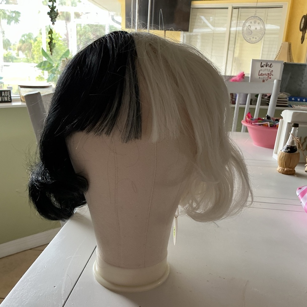 Cruella Deville Costume Wig-NWT